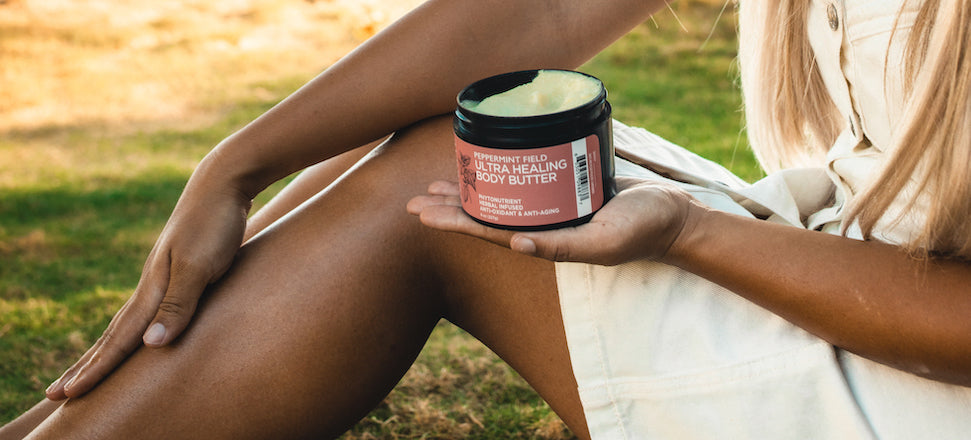 PEPPERMINT_FIELD_BODY_BUTTER_8OZ_LIFESTYLE_OUTDOOR_HUMAN_FEMALE_MODEL